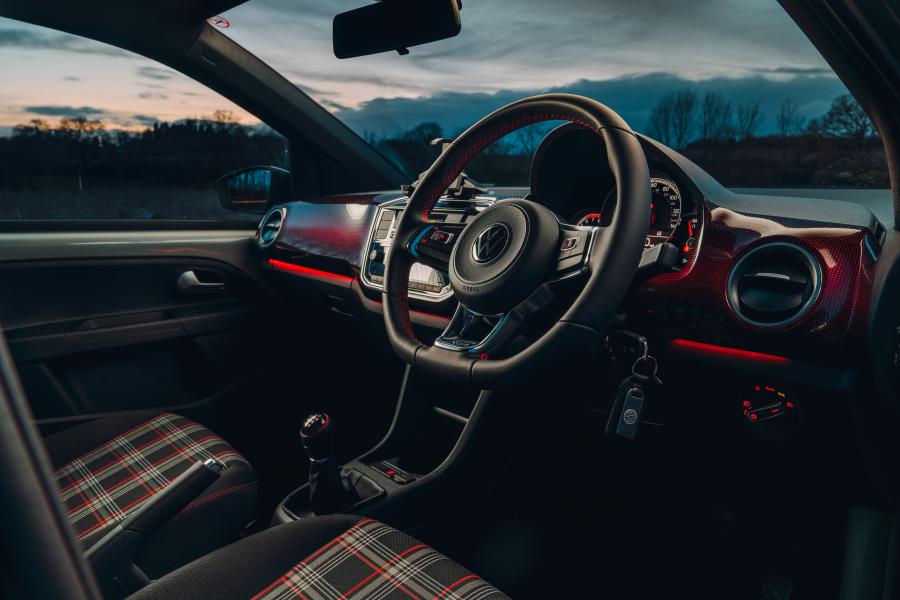 Интерьер Volkswagen up! GTI 2020 года  (UK) (фото 27 из 40)